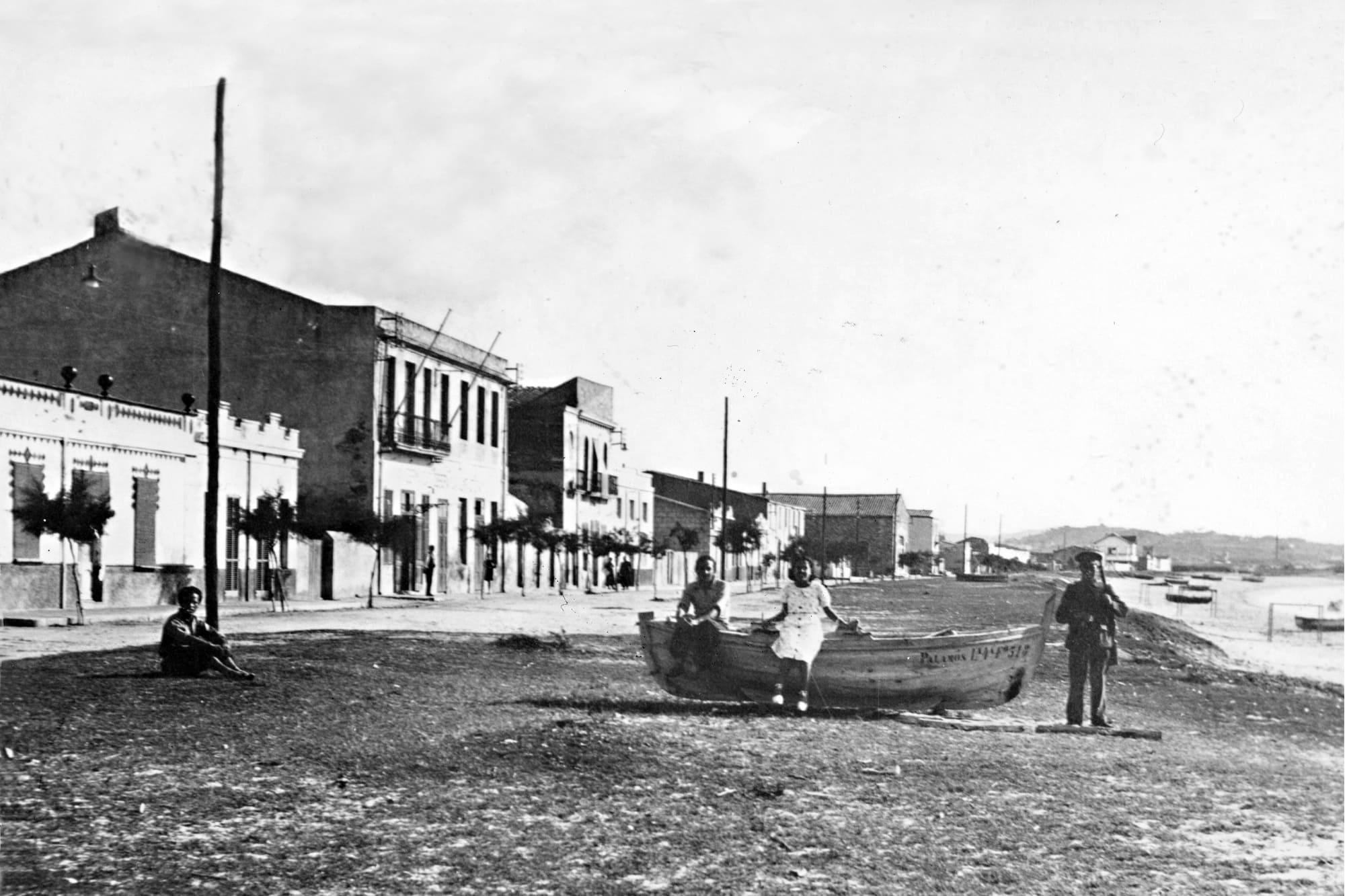 Anys 30. La platja de Sant Antoni i el passeig de Josep Mundet.-AUT.Des.-Fons JF